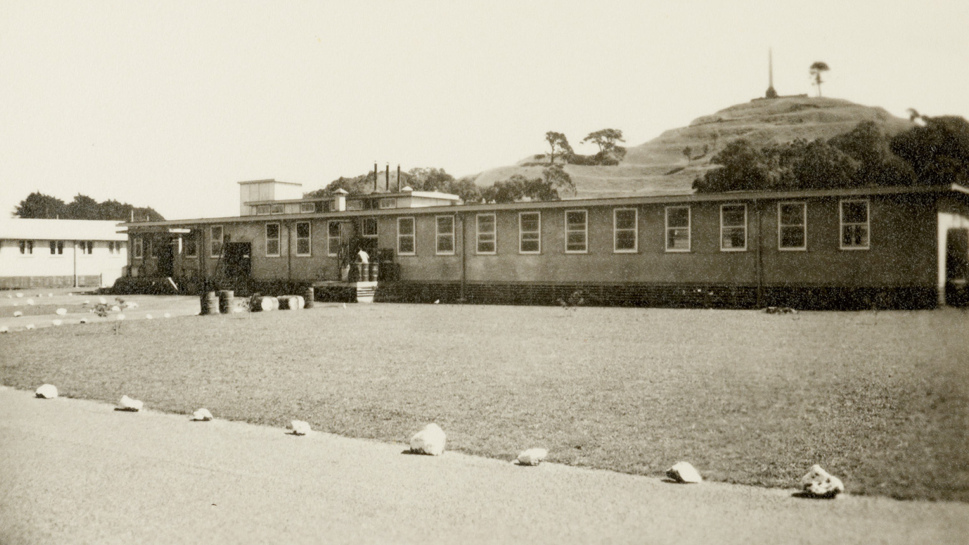 39th General United States Army Hospital. Hospital buildings, Maungakiekie in background. Cornwall Park Trust Board (Inc). Donated by R. Weinberg.