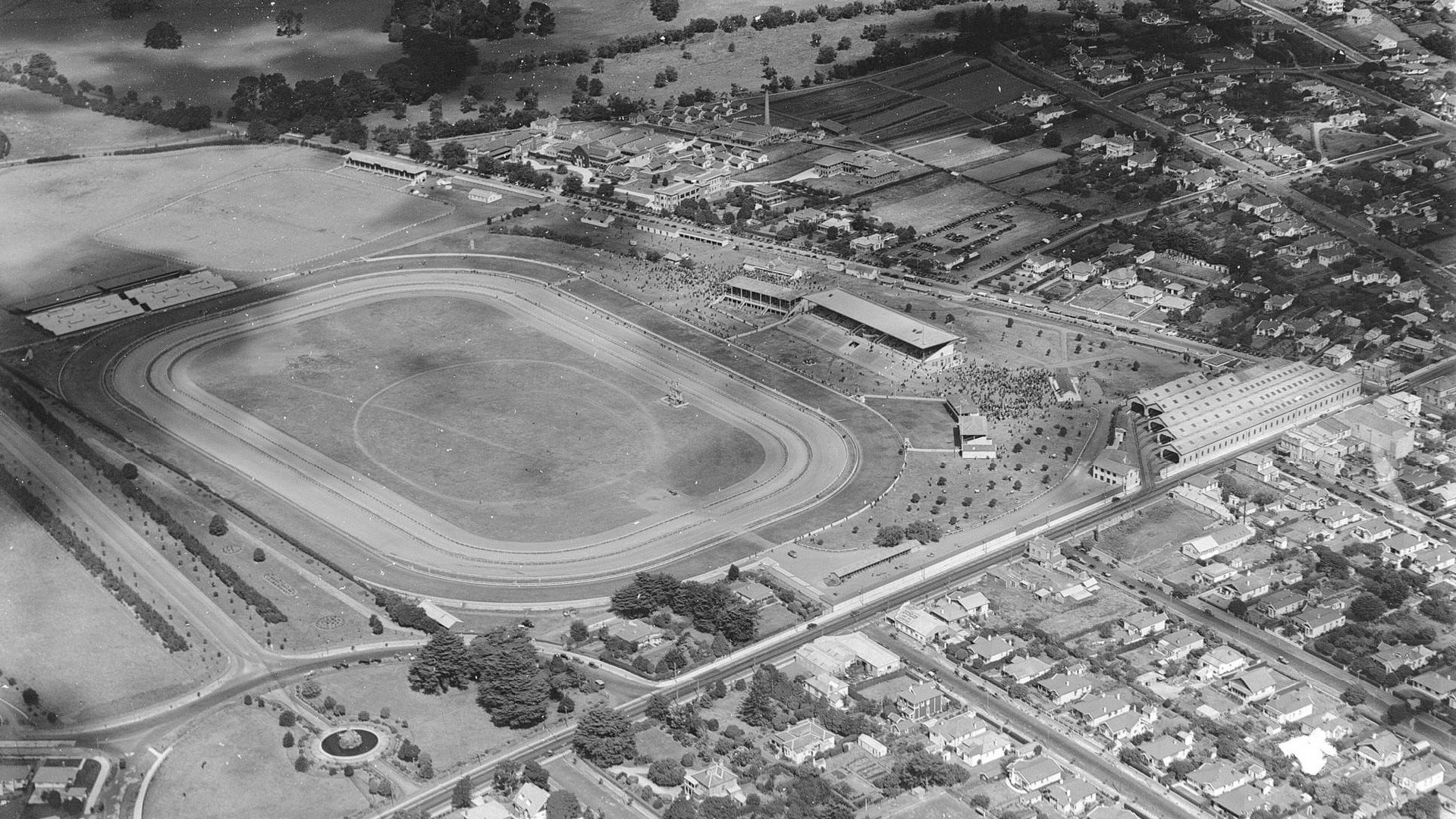 Aerial view of Alexandra Park Raceway, Epsom, ca 1930. Auckland Libraries Heritage Collections FDM-0419-G
