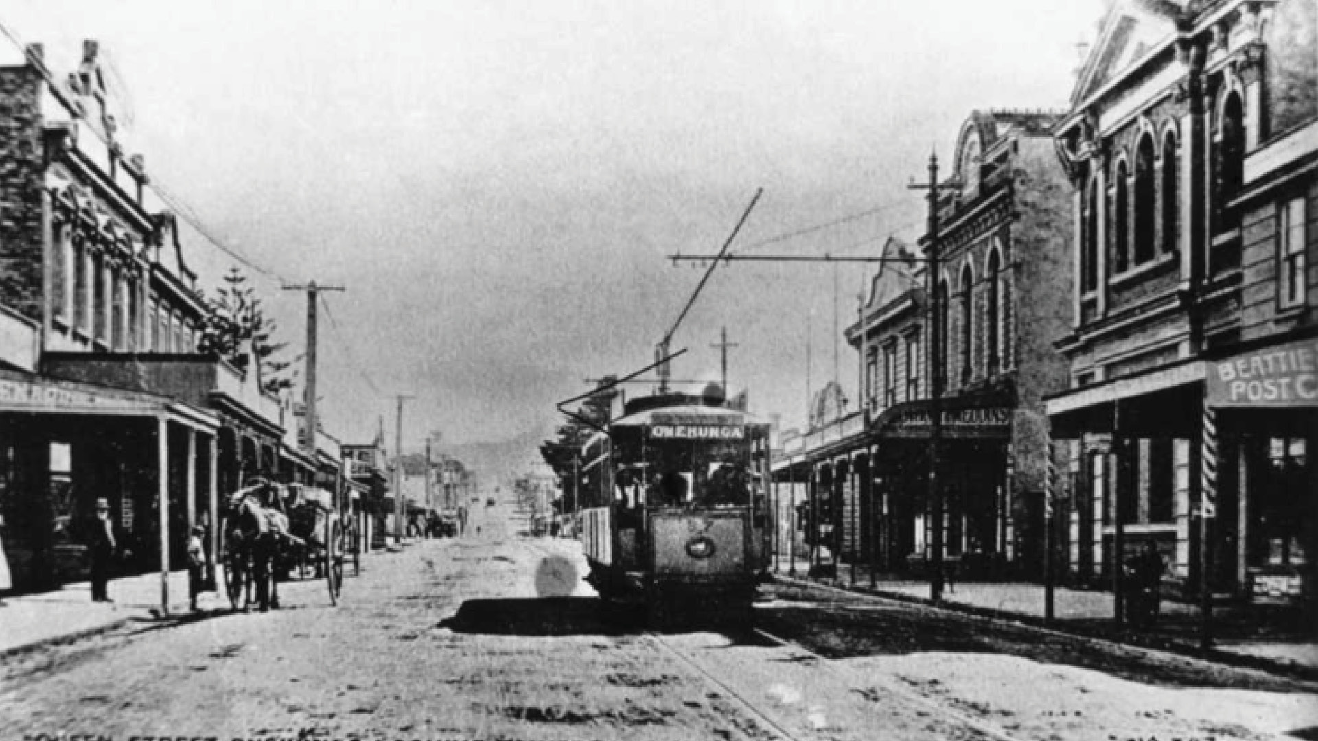 Queen Street-Onehunga Tram looking towards Maungakiekie One Tree Hill. Sir George Grey Special Collections, Auckland Libraries, 957-152-3