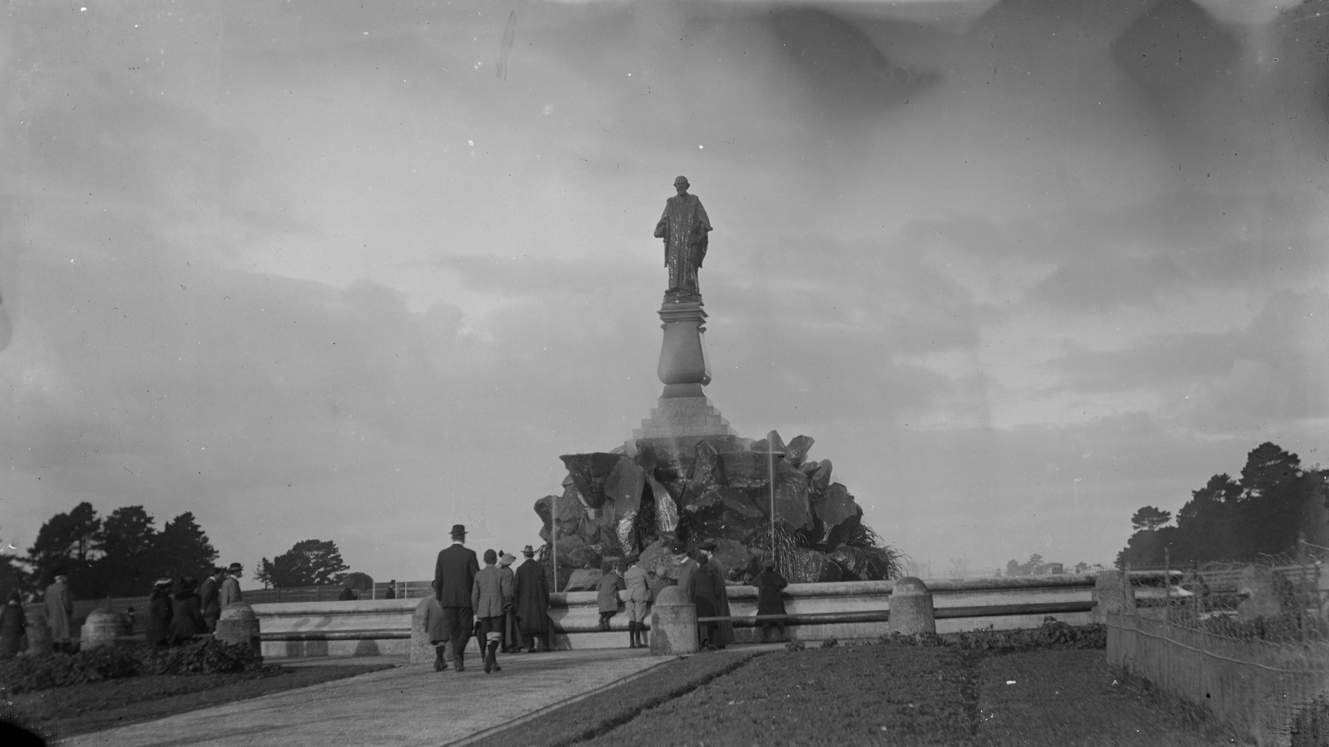 Statue of Sir John Logan Campbell, Cornwall Park c1906. Auckland Libraries, AHJ_G_186