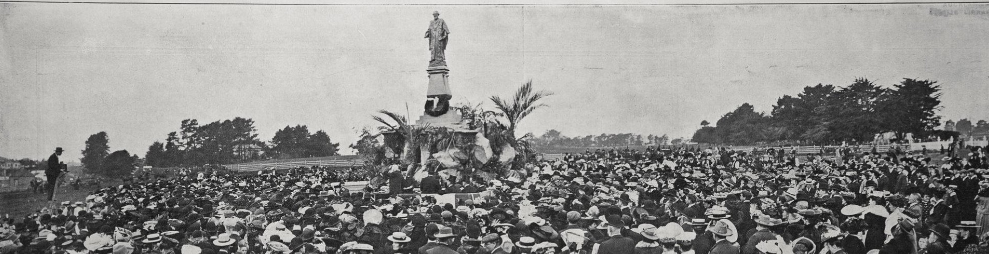 A general view of the crowd at the unveiling of Sir John's statue at Cornwall Park, Manukau Road. Auckland, May 24, 1906. Auckland Libraries Heritage Collections AWNS-19060531-1